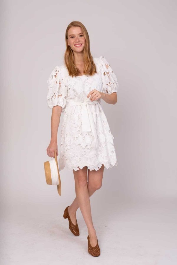 Robe courte unie fleurs ajourées PROMESSE