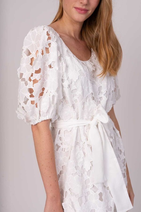 Robe courte unie fleurs ajourées PROMESSE - Image 4