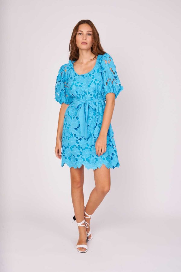 Robe courte unie fleurs ajourées PROMESSE - Image 5