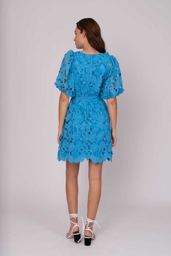 Robe courte unie fleurs ajourées PROMESSE - Image 6